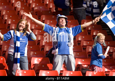 Ventilateur loyal Football chant et savourant le moment chez Scottish Cup en finale stade vide Hampden Park Glasgow Scotland UK Banque D'Images