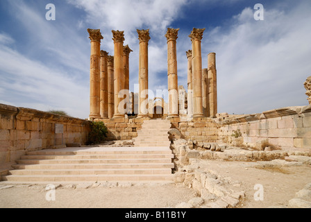 Temple d'Artémis avec colonnes corinthiennes ruines de Jerash ville Décapole romaine datant de 39 à 76 Ma, la Jordanie, l'Arabie Banque D'Images