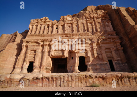 Palace tombe les tombeaux royaux sculptés dans la face ouest de la montagne al Khubtha ancienne ville nabatéenne Petra Jordanie Saoudite Banque D'Images