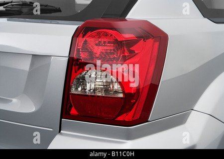 2008 Dodge Caliber SE en argent - Feu arrière Banque D'Images