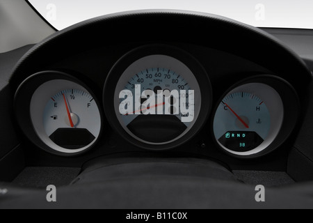 2008 Dodge Caliber SE en argent - Compteur/compte-tours Banque D'Images