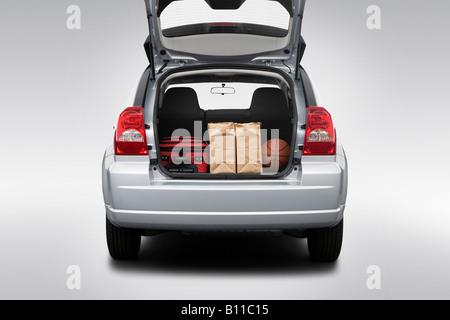 2008 Dodge Caliber SE en argent - Trunk Props Banque D'Images