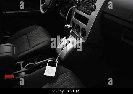 2008 Dodge Caliber SE en argent - Accessoires jack auxiliaire Banque D'Images