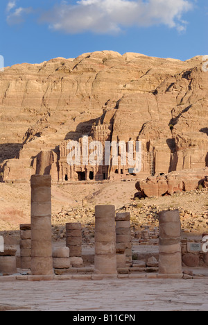 Tombes royales en face de al Khubtha mountain, les colonnes du Grand Temple ancienne ville nabatéenne Petra Jordanie Saoudite Banque D'Images