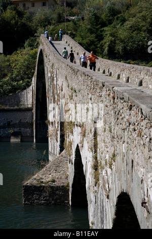 Borgo a Mozzano, Ponte della Maddalena, 'Pilgerbrücke «Ponte del Diavolo'' über den Fluß Serchio' Banque D'Images