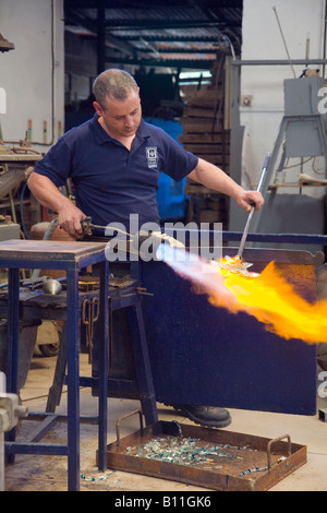 Des artisans locaux soufflent des pièces d'art en verre élaborées, des plats chauds et des fours. Fours à verre et fabrication de verre, Ta' Qali Crafts Village, Mdina, Rabat, Malte. Banque D'Images