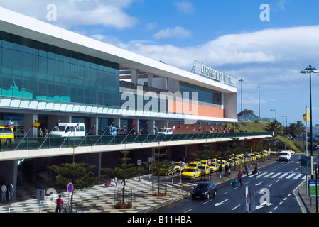 dh Aeroporto de Madeira FUNCHAL AIRPORT MADEIRA taxis jaunes à transport en taxi depuis le terminal de départ d'aeroport Banque D'Images