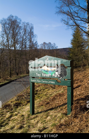 dh Tay Forest Park STRATHTUMMEL PERTHSHIRE Forestery Commission panneau et route écosse panneau bois B8019 Banque D'Images