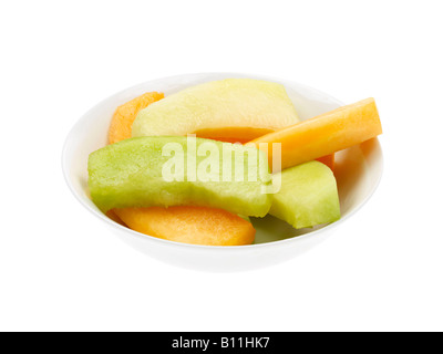 Bol de fruits frais mixtes sain petit déjeuner ou un dessert Melon isolé sur un fond blanc avec aucun peuple et un chemin de détourage Banque D'Images