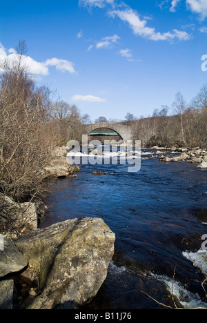 Dh Tummel PERTHSHIRE STRATHTUMMEL pont militaire général Wade, chemin Stone bridge over River Tummel Banque D'Images