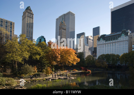 2007 HISTORIQUE FEUILLAGE D'AUTOMNE ÉTANG CENTRAL PARK SOUTH MANHATTAN NEW YORK ÉTATS-UNIS Banque D'Images