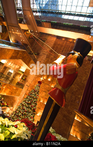 Les lumières d'ARBRE DE NOËL ATRIUM TRUMP TOWER Shopping Mall, Cinquième avenue MANHATTAN NEW YORK USA Banque D'Images