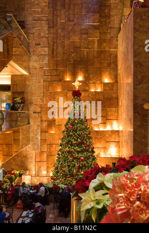 Les lumières d'ARBRE DE NOËL ATRIUM TRUMP TOWER Shopping Mall, Cinquième avenue MANHATTAN NEW YORK USA Banque D'Images