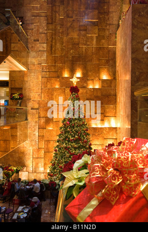 Les lumières d'ARBRE DE NOËL ATRIUM TRUMP TOWER Shopping Mall, Cinquième avenue MANHATTAN NEW YORK USA Banque D'Images