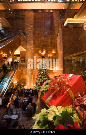 Les lumières d'ARBRE DE NOËL ATRIUM TRUMP TOWER Shopping Mall, Cinquième avenue MANHATTAN NEW YORK USA Banque D'Images