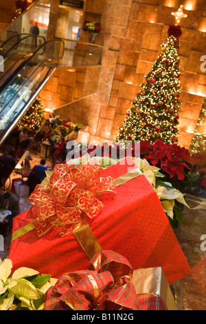 Les lumières d'ARBRE DE NOËL ATRIUM TRUMP TOWER Shopping Mall, Cinquième avenue MANHATTAN NEW YORK USA Banque D'Images