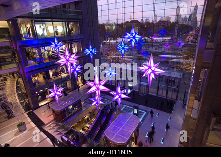 2007 ÉTOILES DE NOËL HISTORIQUE ATRIUM TIME WARNER CENTER (©SOM 2004) COLUMBUS CIRCLE MANHATTAN NEW YORK CITY USA Banque D'Images