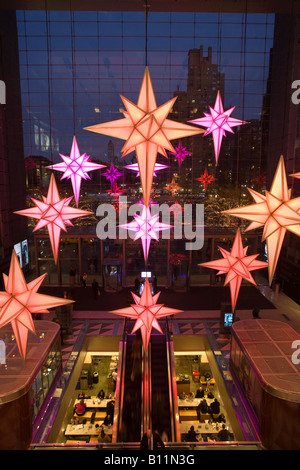 2007 ÉTOILES DE NOËL HISTORIQUE ATRIUM TIME WARNER CENTER (©SOM 2004) COLUMBUS CIRCLE MANHATTAN NEW YORK CITY USA Banque D'Images