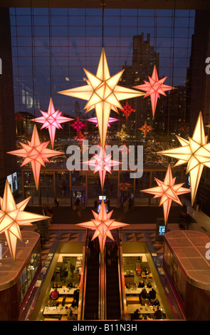 2007 ÉTOILES DE NOËL HISTORIQUE ATRIUM TIME WARNER CENTER (©SOM 2004) COLUMBUS CIRCLE MANHATTAN NEW YORK CITY USA Banque D'Images