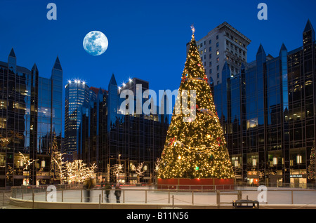 Les lumières d'ARBRE DE NOËL PATINOIRE PPG PLAZA (© PHILIP JOHNSON / JOHN BURGEE 1984) CENTRE-VILLE DE PITTSBURGH PENNSYLVANIA USA Banque D'Images