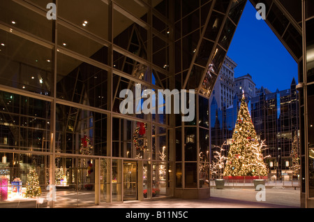 Les lumières d'ARBRE DE NOËL PPG PLAZA (© PHILIP JOHNSON / JOHN BURGEE 1984) CENTRE-VILLE DE PITTSBURGH PENNSYLVANIA USA Banque D'Images