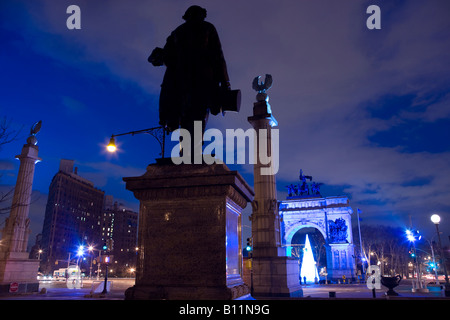 Les lumières d'ARBRE DE NOËL STRANAHAN STATUE GRAND ARMY PLAZA BROOKLYN NEW YORK USA Banque D'Images