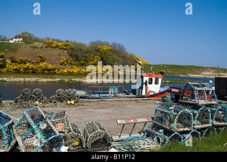 Brora BRORA Port dh SUTHERLAND barques à quai et le crabe à la nasse des casiers à homard Banque D'Images