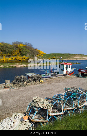 Brora BRORA Port dh SUTHERLAND barques à quai et le crabe à la nasse des casiers à homard Banque D'Images