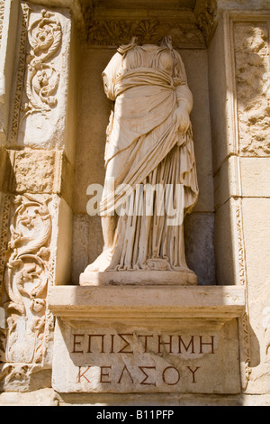 Episteme de statue dans le avant de la bibliothèque de Celsus à Éphèse Turquie Denizli de Metropolis Banque D'Images