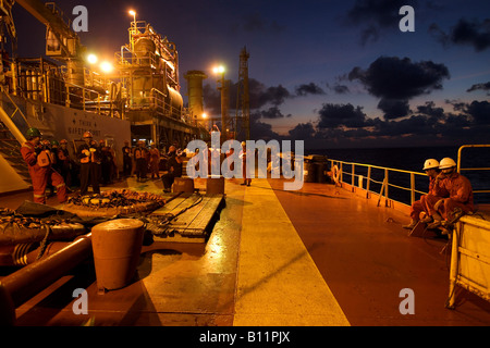 Travailleurs qui attendent sur le pont d'un mazout flottant de production, de stockage et de déchargement FPSO. Anoa Natuna Champ, Mer de Chine du Sud, Banque D'Images