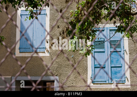 Française en bois des fenêtres à volets derrière un grillage à Digne les Bains, Alpes de Haute Provence, France Banque D'Images