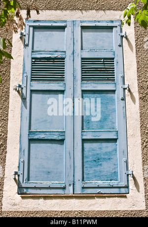 Fenêtre en bois à volets français sur une maison à Digne les Bains, Alpes de Haute Provence, France Banque D'Images