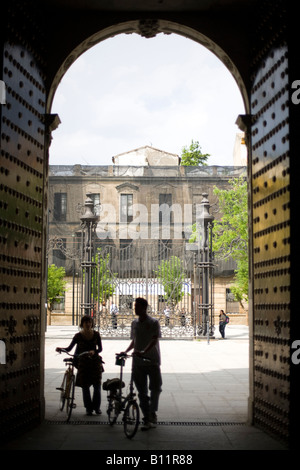 Couple avec prêt de l'entrée de l'Université de Séville, Espagne Banque D'Images