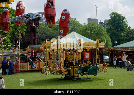 50 personnes Summer Classic juste jeter de coco fête foraine helter skelter merry go round balançoires Banque D'Images