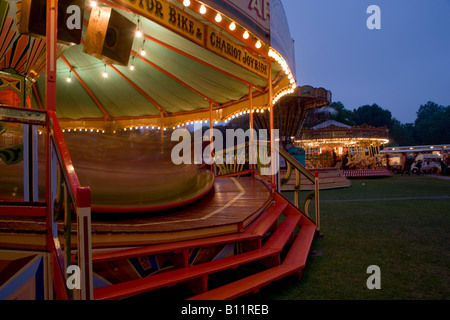 50 personnes Summer Classic juste jeter de coco fête foraine helter skelter merry go round balançoires Banque D'Images