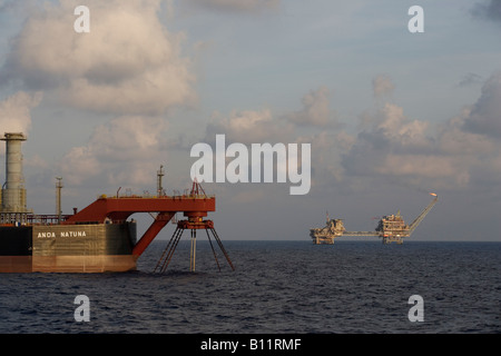 FPSO en premier plan avec la production et l'exploration forage derrière. Champ Natuna, mers du sud de la Chine, l'Indonésie Banque D'Images