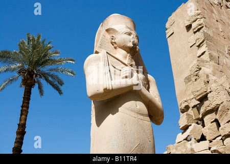 Colosse à l'entrée de la Cité parlementaire d'Amon, Temple de Karnak, Louxor, vallée du Nil, l'Egypte Banque D'Images