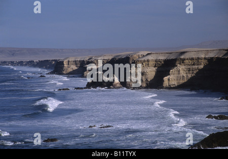 Falaises au nord de l'arche rocheuse de la Portada, près d'Antofagasta, Región de Antofagasta, Chili Banque D'Images