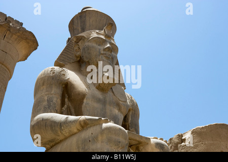 Assis Colosse de Ramsès II à la colonnade d'Aménophis III, le temple de Louxor, Louxor, vallée du Nil, l'Egypte Banque D'Images