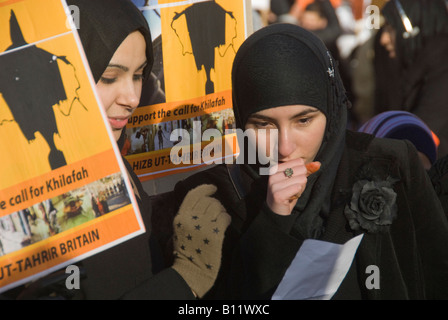 Les femmes en tenue islamique avec des affiches soutenant Khilafah et à l'image d'Abu Ghraib Hizb ut-Tahrir Britain rally à Londres Banque D'Images