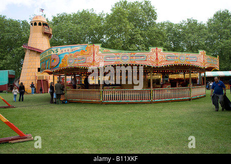 50 personnes Summer Classic juste jeter de coco fête foraine helter skelter merry go round balançoires Banque D'Images