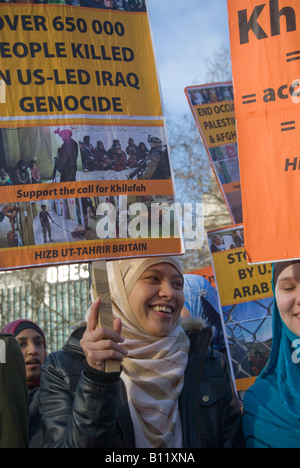 Les femmes en tenue islamique avec des affiches soutenant Khilafah au Hizb ut-Tahrir Britain rally à Londres contre Bush et la politique américaine Banque D'Images