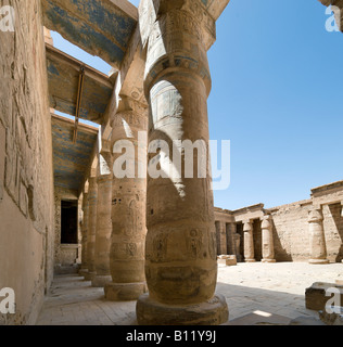 Cour du Temple de Médinet Habou, temple funéraire de Ramsès III), Louxor, vallée du Nil, l'Egypte Banque D'Images