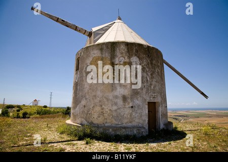 Moulin à vent inutilisé datant de 1604 dans la ville espagnole de Vejer de la Frontera, au sommet d'une colline. Vejer de la Frontera, Cadix, Andalousie, Espagne. Banque D'Images