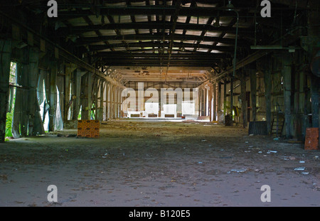 Ancienne usine-entrepôt abandonné, brûlé, détruit, saccagé Banque D'Images