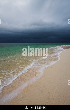 Storm Brewing sur plage sur l'île de la tortue, Sabah, Bornéo Malaisien Banque D'Images