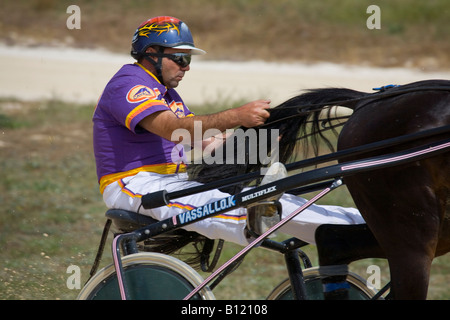 Course de sable et de cendre à Marsa racetrack, Trotters, les courses de chevaux, les courses de trot au Racing Club, hippodrome Rue, Marsa, Malte. Banque D'Images