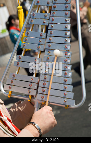 Xylophone, un instrument de musique à percussion de la famille. Il est composé de barres de bois frappé par maillets ici joué par une fanfare de l'Indonésie. Banque D'Images