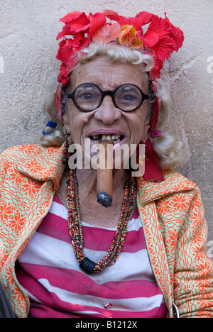 Vieille dame fumer cigare dans la vieille ville de La Havane, Cuba Banque D'Images