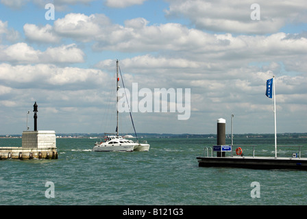 Point d'entrée pour le Royal Yacht Squadron à Cowes Château d'amarrage - Île de Wight. Banque D'Images